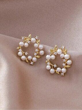 Pearly Diamond Wreath Floral Minimalist Mini Simple Delicate Gold Stud Earrings